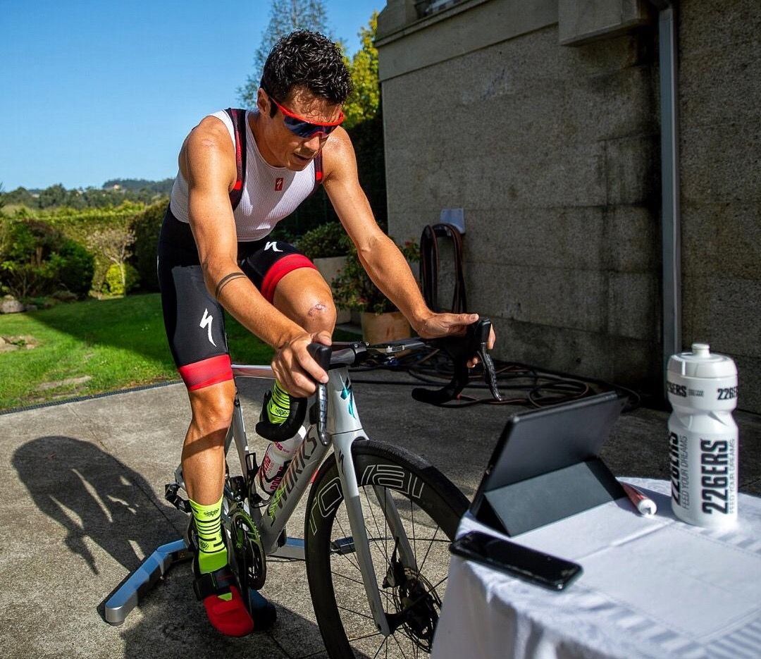 Javi Gómez Noya entrenando en casa