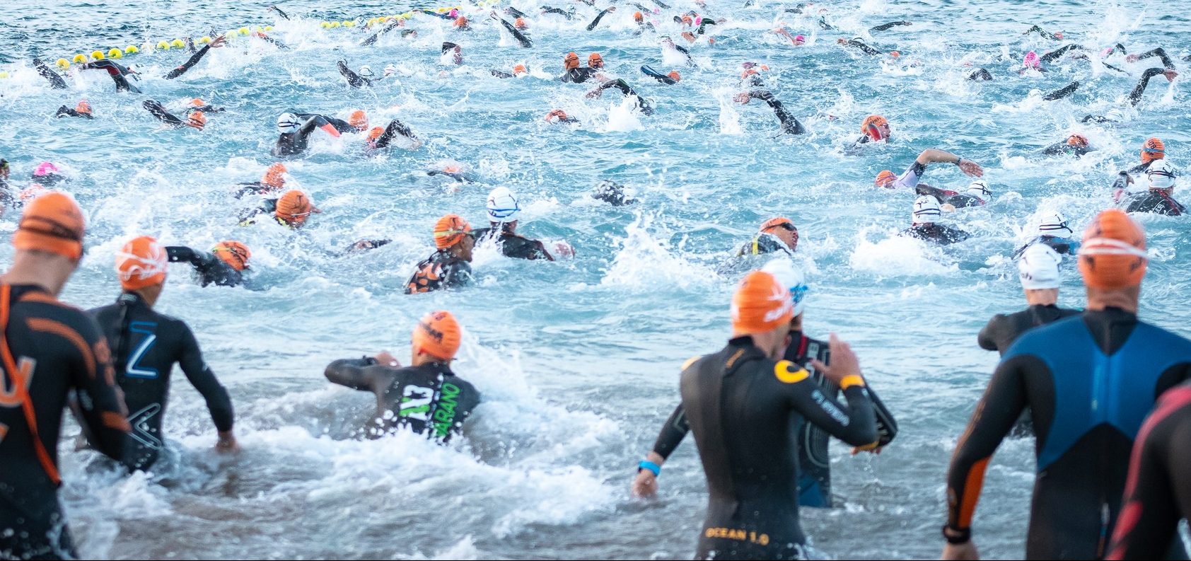 grupo de triatletas en el agua