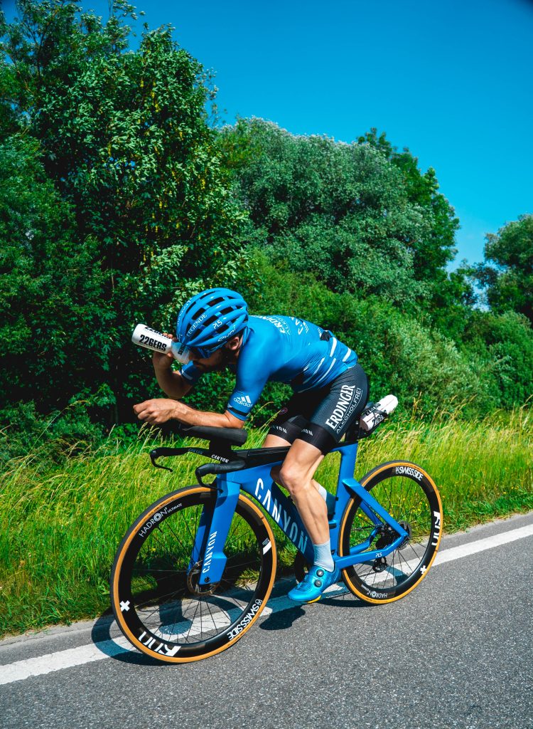 Patrick Lange hidratándose durante un triatlón