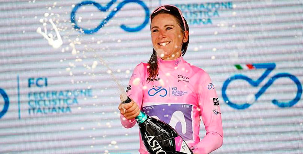 Annemiek Van Vleuten celebrando la victoria del Giro Italia