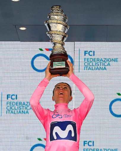 Podiun Annemiek van Vleuten Giro Donne 2023 levantando la copa