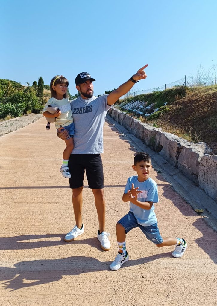 Carlos Plata con sus hijos en vacaciones