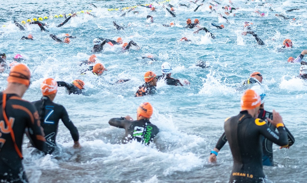 Triatletas nadando en IM Lanzarote 2022