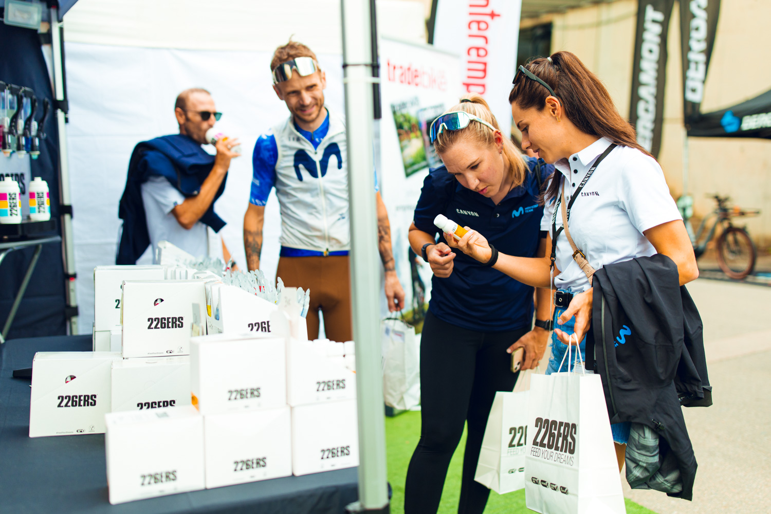 Movistar Team en el stand de 226ERS en Sea Otter 2023