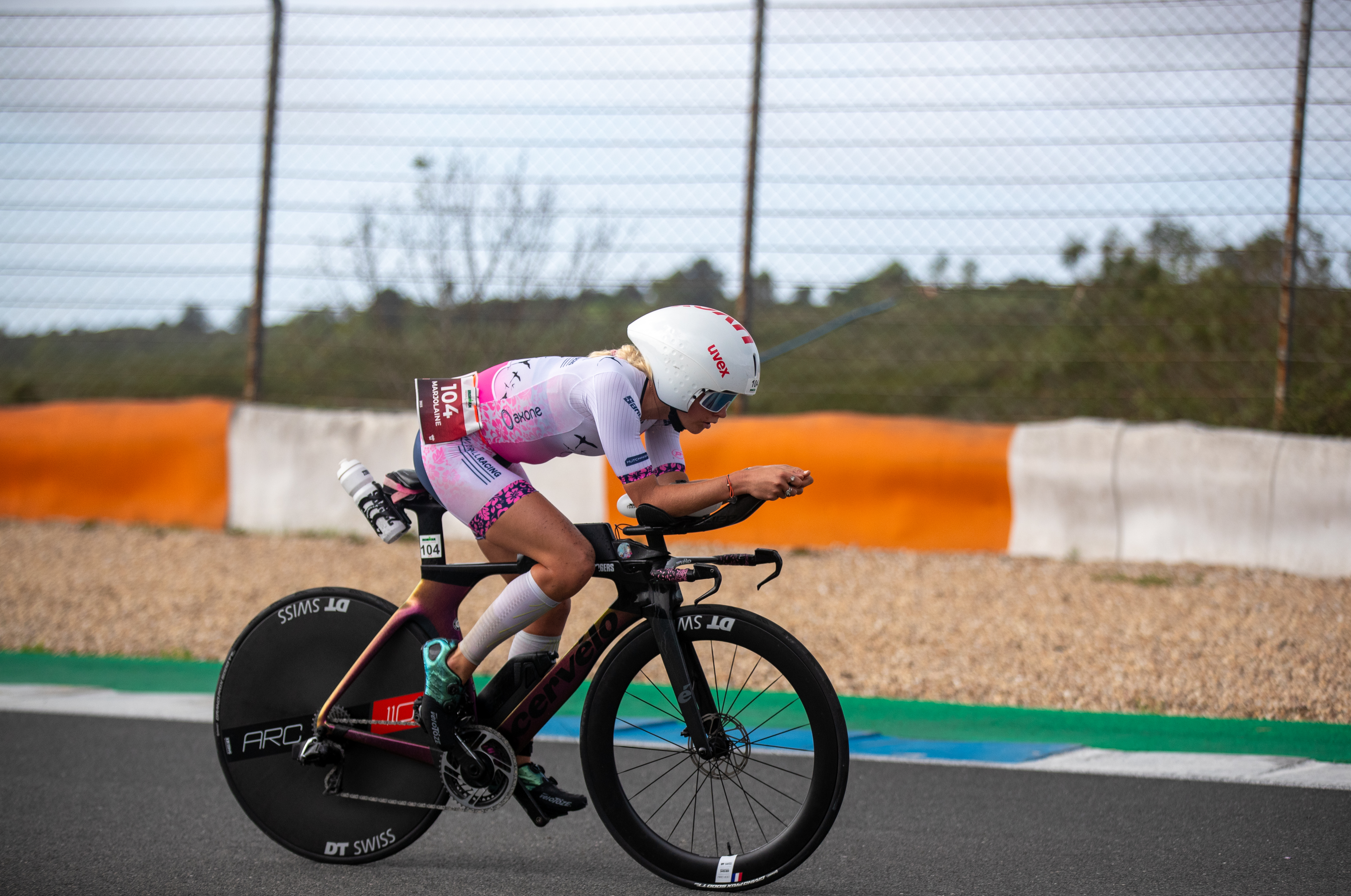 Marjolaine Pierré en el segmento de ciclismo en Ironman Portugal